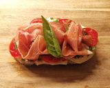 Une image de l'étape 7 de Tartines Tomates-Mozzarella-Prosciutto.