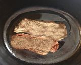 Foto del paso 8 de la receta: Bifes de chorizo con salsa Malbec en olla de hierro