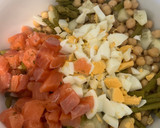 Foto del paso 3 de la receta: Ensalada de garbanzos, salmón y espárragos con salsa de yogur y cacahuetes