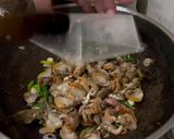 Foto langkah ke 4 dari resep Tumisan Kerang Dara Tomat Cabe Hijau.