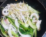 Hình bước làm 3 của món Mì xào mực trứng 🍝