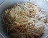 ผัดเส้นก๊วยเตี๋ยวแบบอีสานกับหมูทอดกระเทียม วิธีทำสูตร 4 รูป