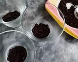 A picture of step 5 of Oreo mousse trifle.