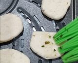 Foto del paso 2 de la receta: Bizcochitos exprés de queso y pesto🧀