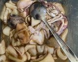 Foto langkah ke 1 dari resep Cumi Basah Saus Tiram Asam Manis.