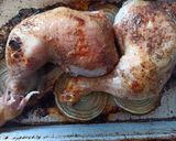 Foto del paso 3 de la receta: Pollo al horno en colchón de cebolla