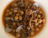Foto del paso 11 de la receta: Potaje de garbanzos con calamares 🦑 y almejas