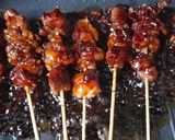 Foto langkah ke 4 dari resep Sate Daging Sapi Bakar Teflon.