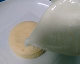 Foto langkah ke 6 dari resep Bolu Susu Kukus Stroberi.