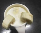 A picture of step 4 of Banana almond milk shake.