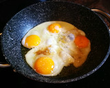 Foto del paso 5 de la receta: Huevos fritos con acelga salteada y quesitos