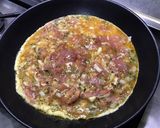 Une image de l'étape 9 de Omelette au jambon cru, oignon et herbes.