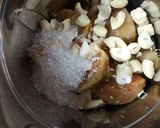 A picture of step 2 of Chickoo and nuts milkshake.
