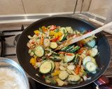 Serpenyős csirkemell zöldségekkel, sajtmártással, bulgurral recept fázis 8 fotója