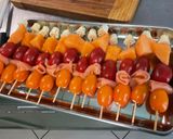 Une image de l'étape 6 de Minis brochettes apéro au saumon, melon, tomates et fromage.