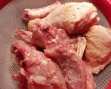Foto del paso 2 de la receta: Pollo especiado y aromatizado en salsa de aceite dargan