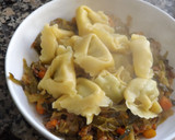 Foto del paso 2 de la receta: Ravioli rellenos sobre rehogado de repollo