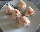 Foto del paso 3 de la receta: Bola de arroz con salmón (Onigiri de salmón)