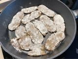 Filetes de seitán en salsa de cebolla y bebida de Almendras