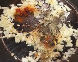 Foto del paso 2 de la receta: Huevos con salsa de tomate y atún