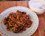 A törökös sült padlizsán darált húsos raguval és citromos görög joghurttal recept fázis 3 fotója