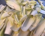 Une image de l'étape 2 de Salade de jeunes endives, tomates grappe au persil frais et ail noir.