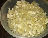 Foto del paso 1 de la receta: Tarta de cebollas, pollo y queso (sin huevos)