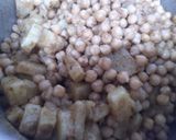 A picture of step 4 of Karachi famous Kathyawari cholay chaat.