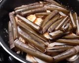 Foto del paso 3 de la receta: Langostinos con navajas