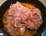 Foto del passaggio 4 della ricetta Ossobuco di manzo in umido