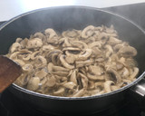 Foto del paso 2 de la receta: Revuelto de champiñones al ajillo