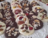 Foto del paso 6 de la receta: Discos de chocolate y frutos secos