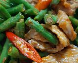 รูปขั้นตอนการทำที่ 3 ของ "หมูผัดพริกแกงถั่วฝักยาว"