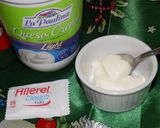 Foto del paso 3 de la receta: Papa Noel con frutillas rellenas
