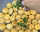 Foto langkah ke 7 dari resep Buttery Garlic Mushrooms.