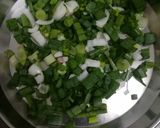 લીલી ડુંગળી અને ટામેટા નું સલાડ (Spring onion and Tomato salad recipe in Gujarati) રેસીપી સ્ટેપ1ફોટો