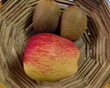 A picture of step 1 of Apple kiwi juice.