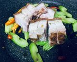 รูปขั้นตอนการทำที่ 1 ของ หมูกรอบ5ห่วง(เซเลอรี่ ชะอม มะกอกดำ พริกแดง พริกเหลือง)
