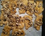 Foto del passaggio 18 della ricetta Scaloppine di lonza di maiale con i funghi al forno