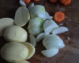 Une image de l'étape 1 de Soupe de tomates lard fumé et saucisses fumées.