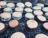 Foto del paso 7 de la receta: Alfajorcitos de maicena de colores