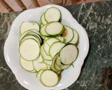 Foto del passaggio 2 della ricetta Farfalle Integrali con Zucchine Salmone e Menta Fresca