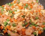 Une image de l'étape 3 de Riz cantonais légumes et petites crevettes.
