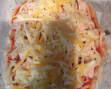 Foto del paso 4 de la receta: Mini pizza de hojaldre con pavo y queso