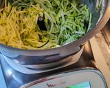 Foto del paso 1 de la receta: Zoodles de calabacín con espaguetis de merluza