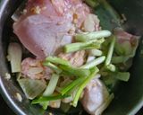 Foto langkah ke 4 dari resep Ayam Kukus Bawang.