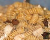Foto del passaggio 7 della ricetta Pasta con dadini di Ricciola, Olive Taggiasche & Bottarga