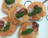 A picture of step 4 of Rava puri chat.