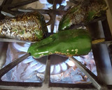 Foto del paso 1 de la receta: Chiles rellenos de queso, en caldillo con verduras