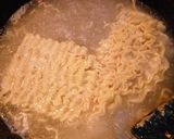 Foto langkah ke 3 dari resep Kreasi Mie Instan: Mie Yamin Minyak Bawang.